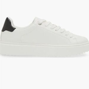 STEVE MADDEN Catcher White Faux Leather Sneakers. Size 9